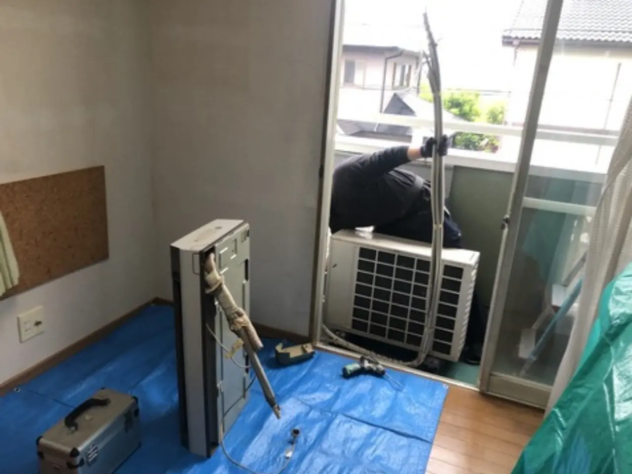 室内機を壁から取り外し